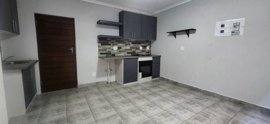 To Let 1 Bedroom Property for Rent in Kannoniers Park North West